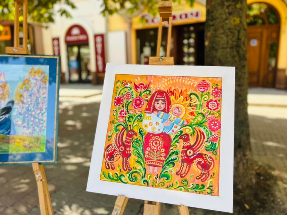 У Мукачеві стартувала благодійна виставка-продаж робіт вихованців міського Центру дитячої та юнацької творчості (ФОТО)