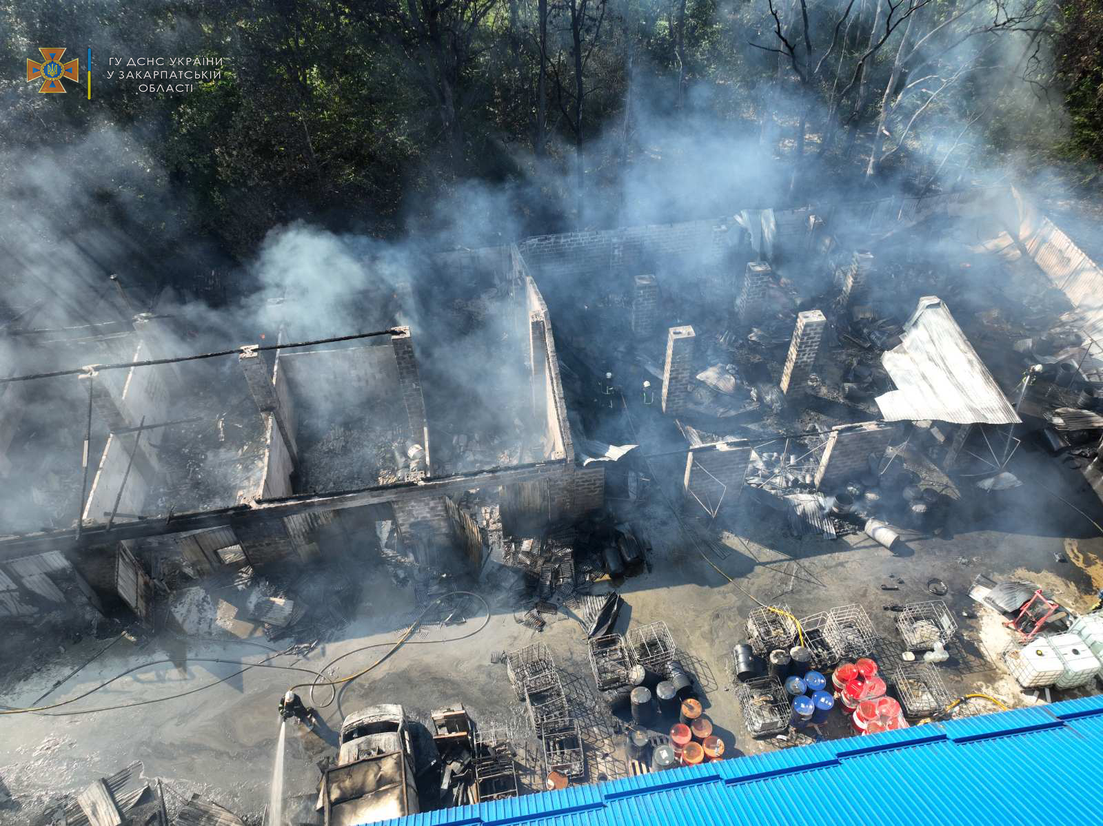 У Мукачеві майже 50 рятувальників дві з половиною години гасили пожежу на СТО (ФОТО, ВІДЕО)