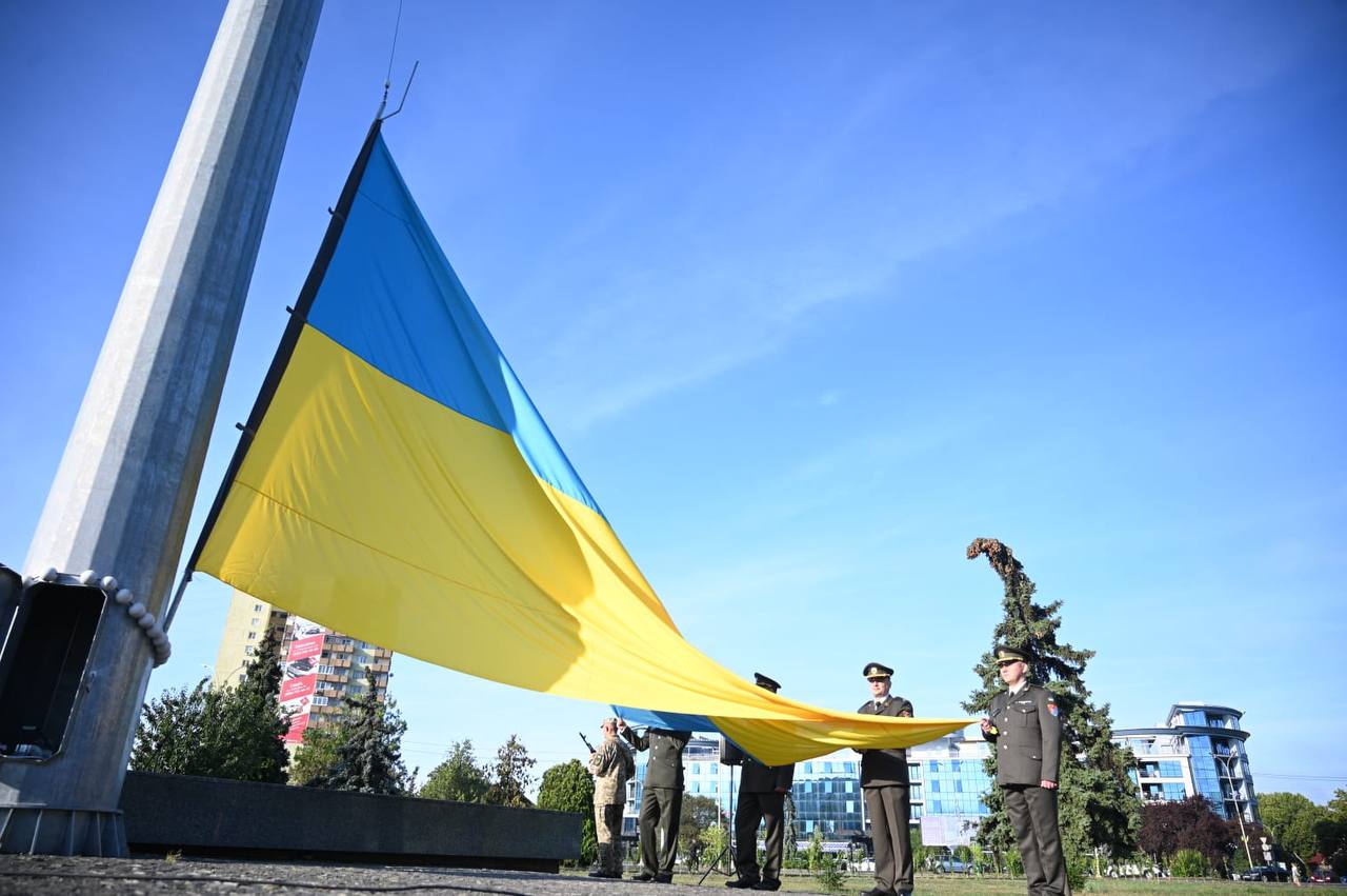 В Ужгороді з нагоди Дня Державного прапора відбулось урочисте підняття найбільшого в краї стягу (ФОТО)