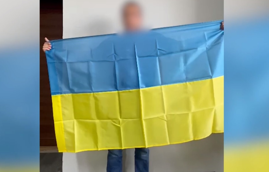 П'яний ужгородець зірвав державний прапор з магазину, а коли знайшли - "покаявся" (ФОТО, ВІДЕО)