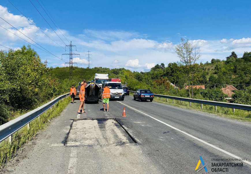 Неподалік Чинадійова на Мукачівщині ремонтують дорогу (ФОТО)