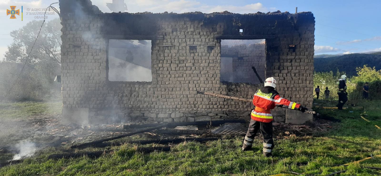 У Порошкові на Ужгородщині пожежа охопила закинутий житловий будинок, де зберігалося сіно (ФОТО)