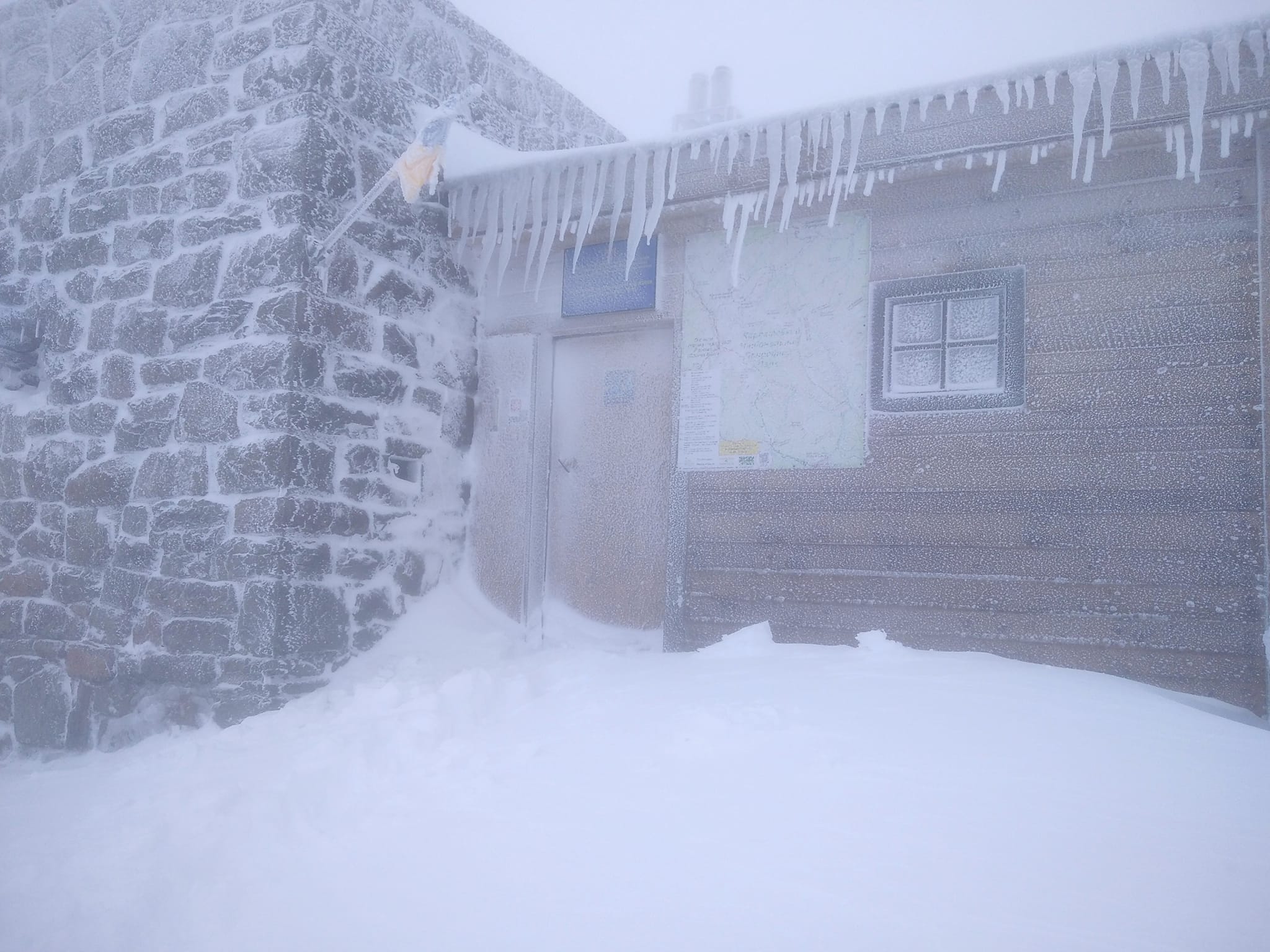 ФОТОФАКТ. Сніг, обледеніння схилів, -3°С: на горі Піп Іван фіксують погіршення погодних умов 