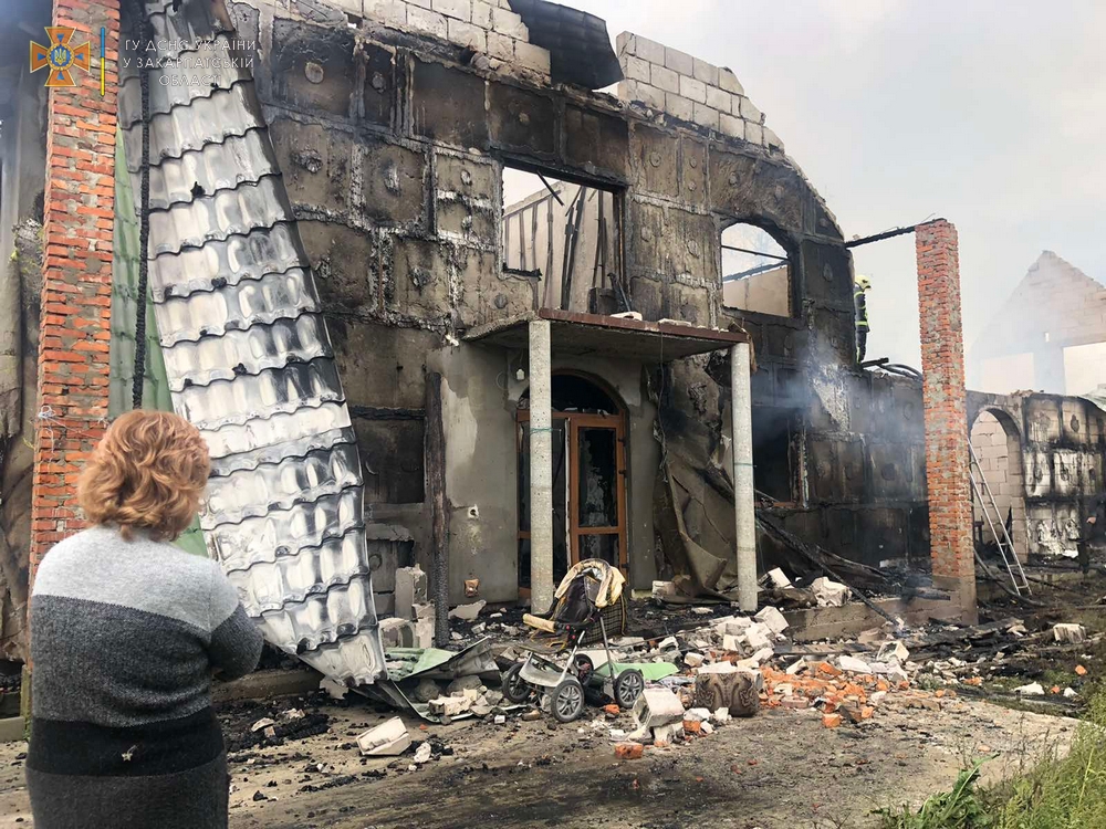 Пожежа в будинку на Тячівщині знищила ВАЗ та понищила ще один ВАЗ і Opel 