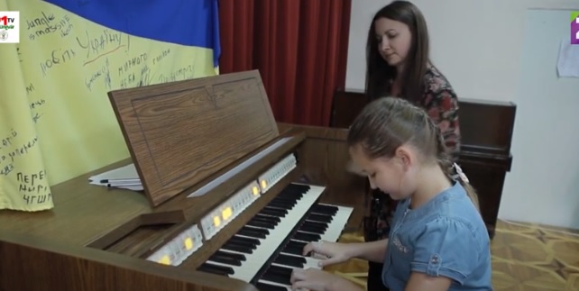 До перших класів Ужгородської музичної школи №1 цьогоріч вступило більше сотні дітей (ВІДЕО)  