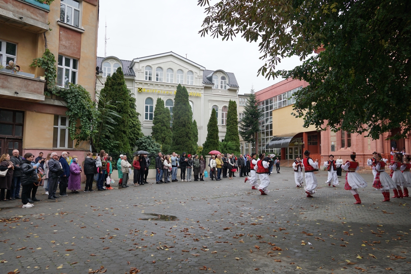Своє 77-річчя Закарпатський народний хор відзначив благодійним концертом в центрі Ужгорода (ФОТО)