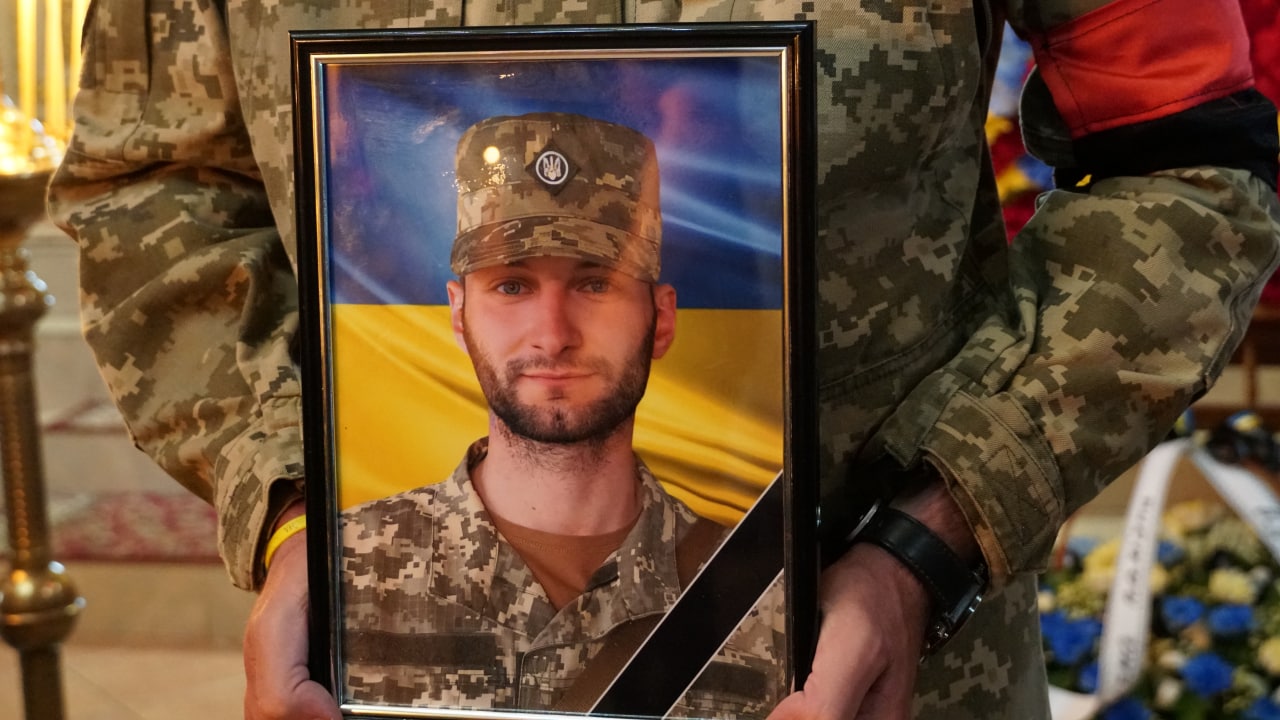 У Мукачеві прощалися з полеглим за Україну командиром розвідроти, Героєм Василем Бабичем (ФОТО)