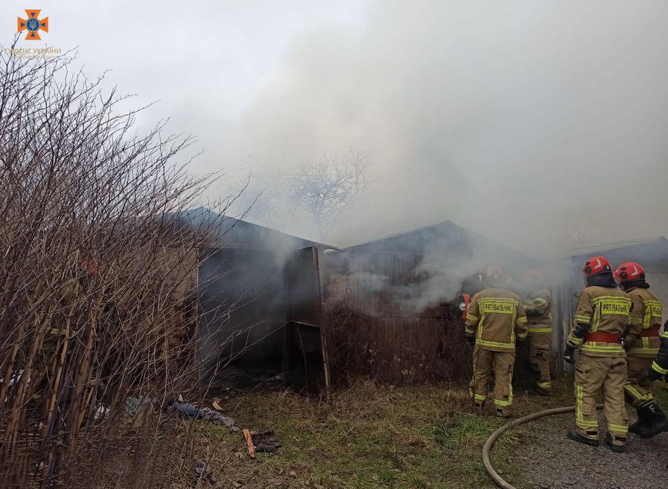 В Ужгороді під час пожежі в гаражному кооперативі згоріло 2 гаража (ФОТО)