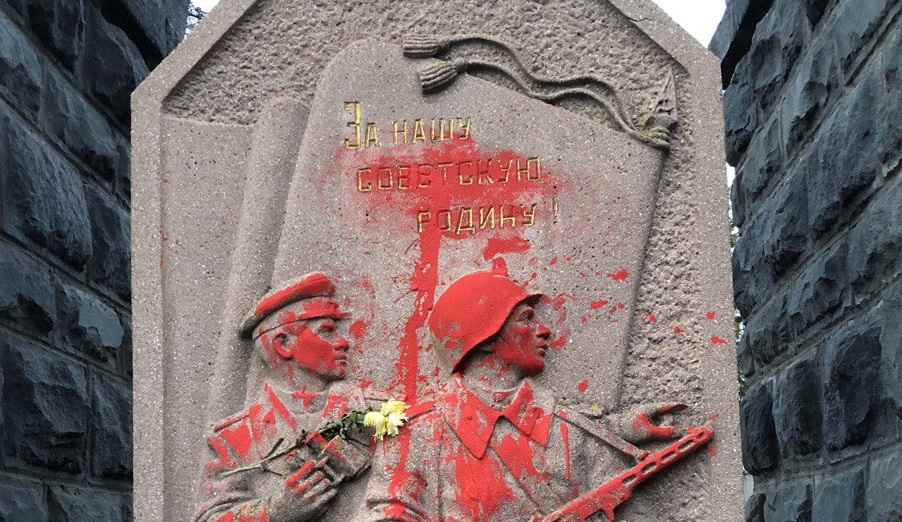 ФОТОФАКТ. На Пагорбі Слави в Ужгороді "декомунізували" "барельєф радянських солдатів" та заштукатурили зірки на обелісках
