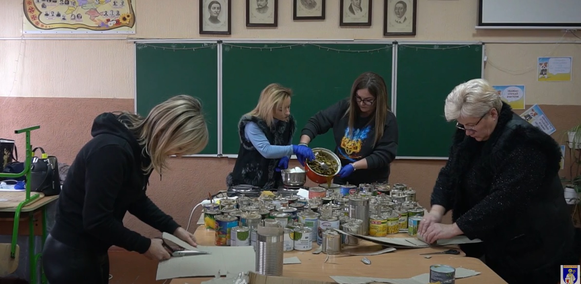 У Мукачеві школярі разом зі вчителями виготовляють окопні свічки для військових (ВІДЕО)