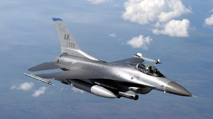 Польща готова передати Україні винищувачі F-16  у координації з НАТО