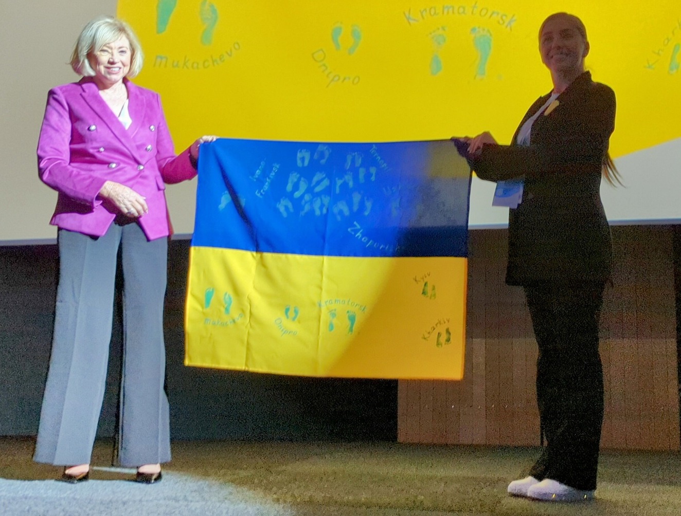 Лікарка з Мукачева презентувала на світовому конгресі в Парижі прапор з відбитками ніжок немовлят з різних регіонів України (ФОТО)