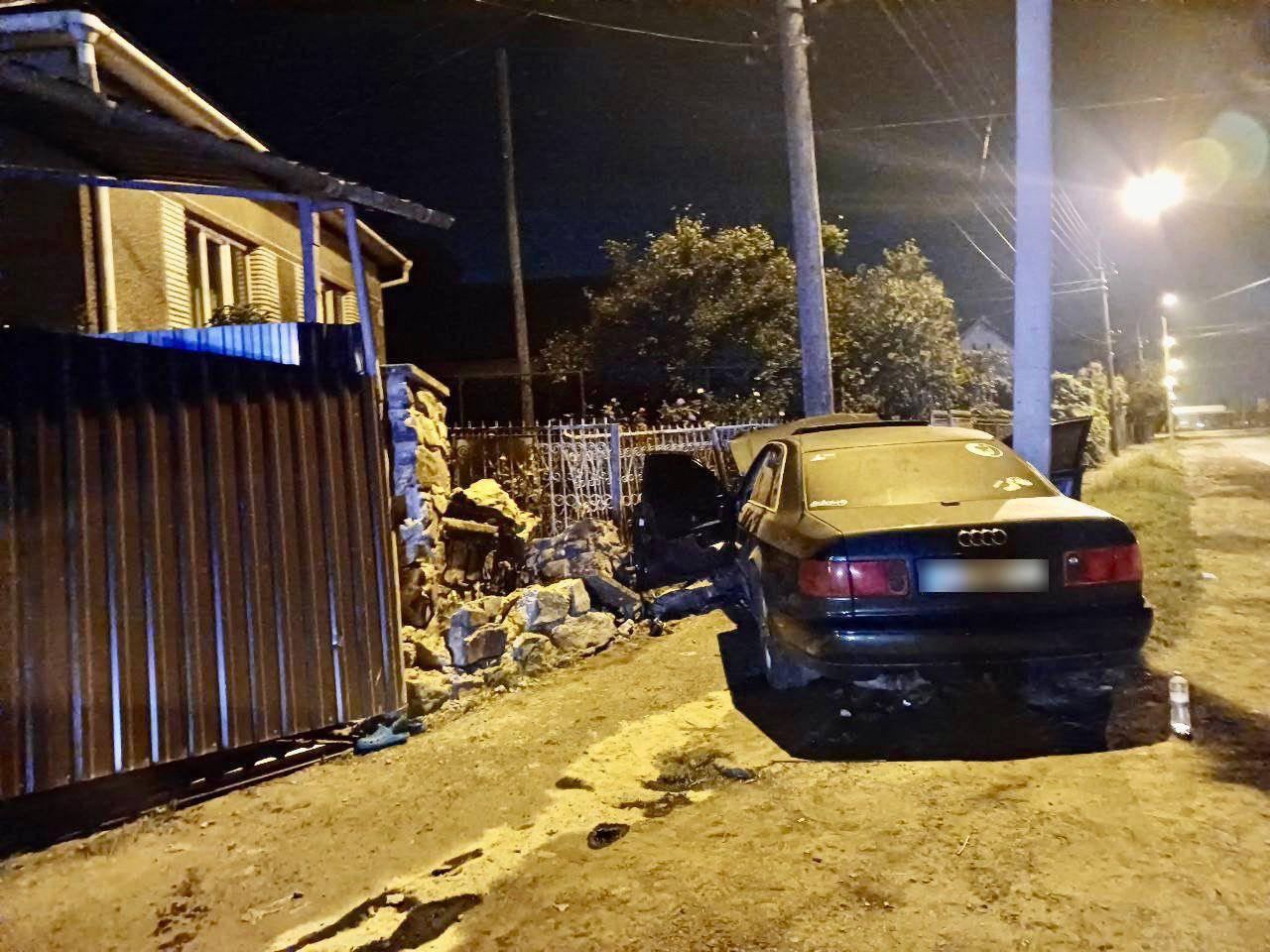 Водій Audi, яка в Ужгороді поміж двох стовпів влетіла в огорожу, був п'яний – поліція (ФОТО)