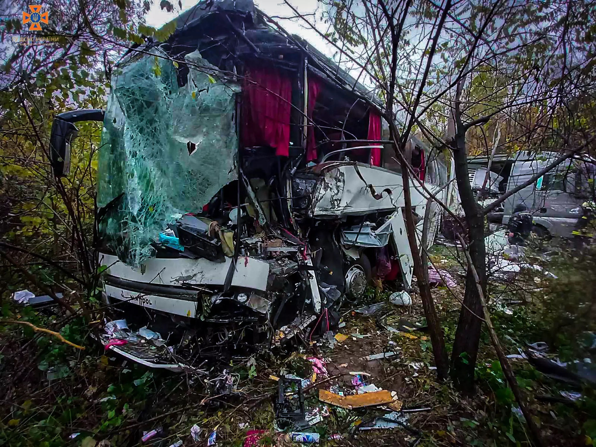 Рятувальники оприлюднили фото кабіни водіїв автобуса "Тернопіль-Рим", понівеченої внаслідок зіткнення з вантажівкою MAN (ФОТО)