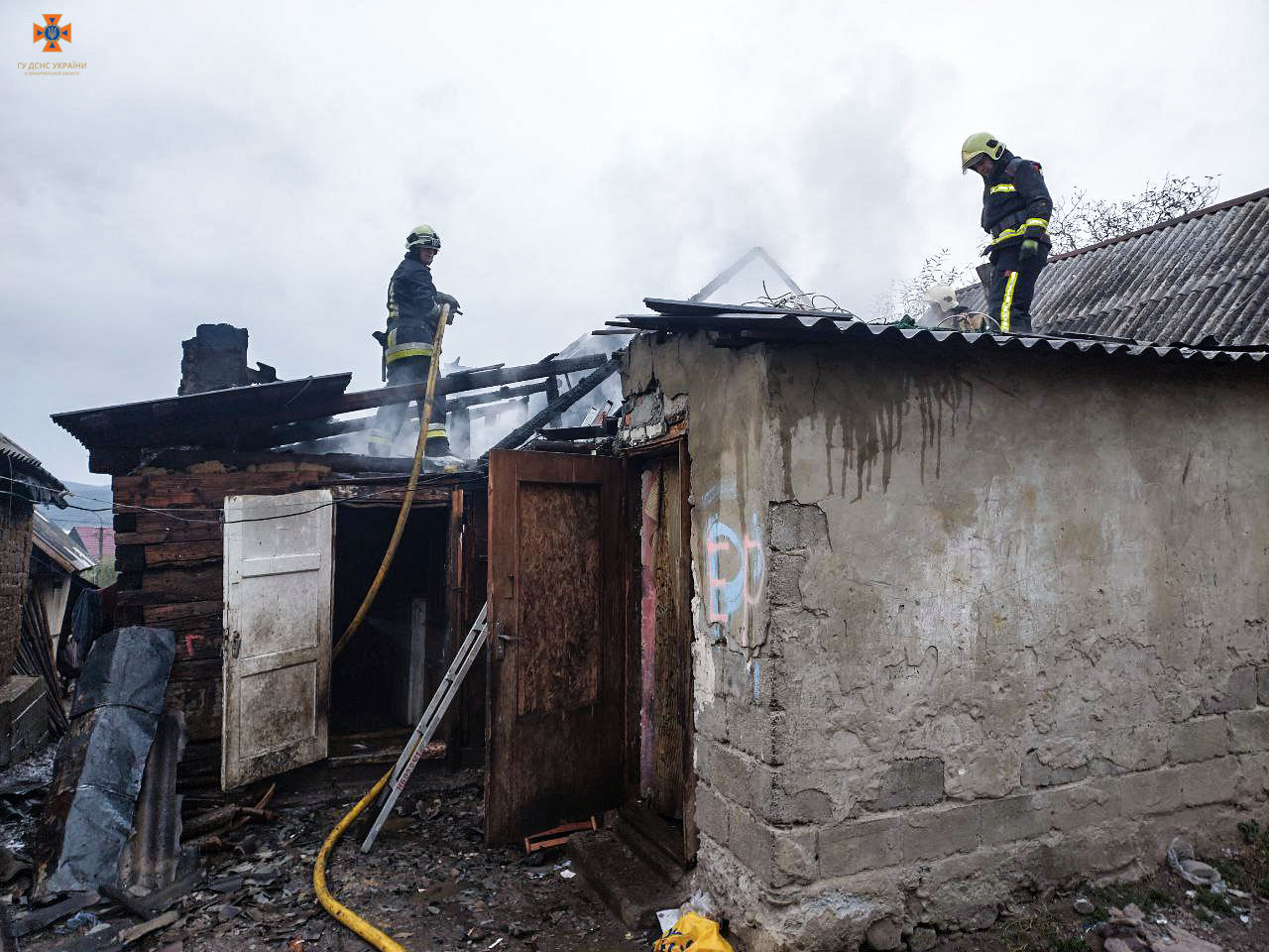 Учора гасили пожежу в циганському таборі у Сваляві (ФОТО)