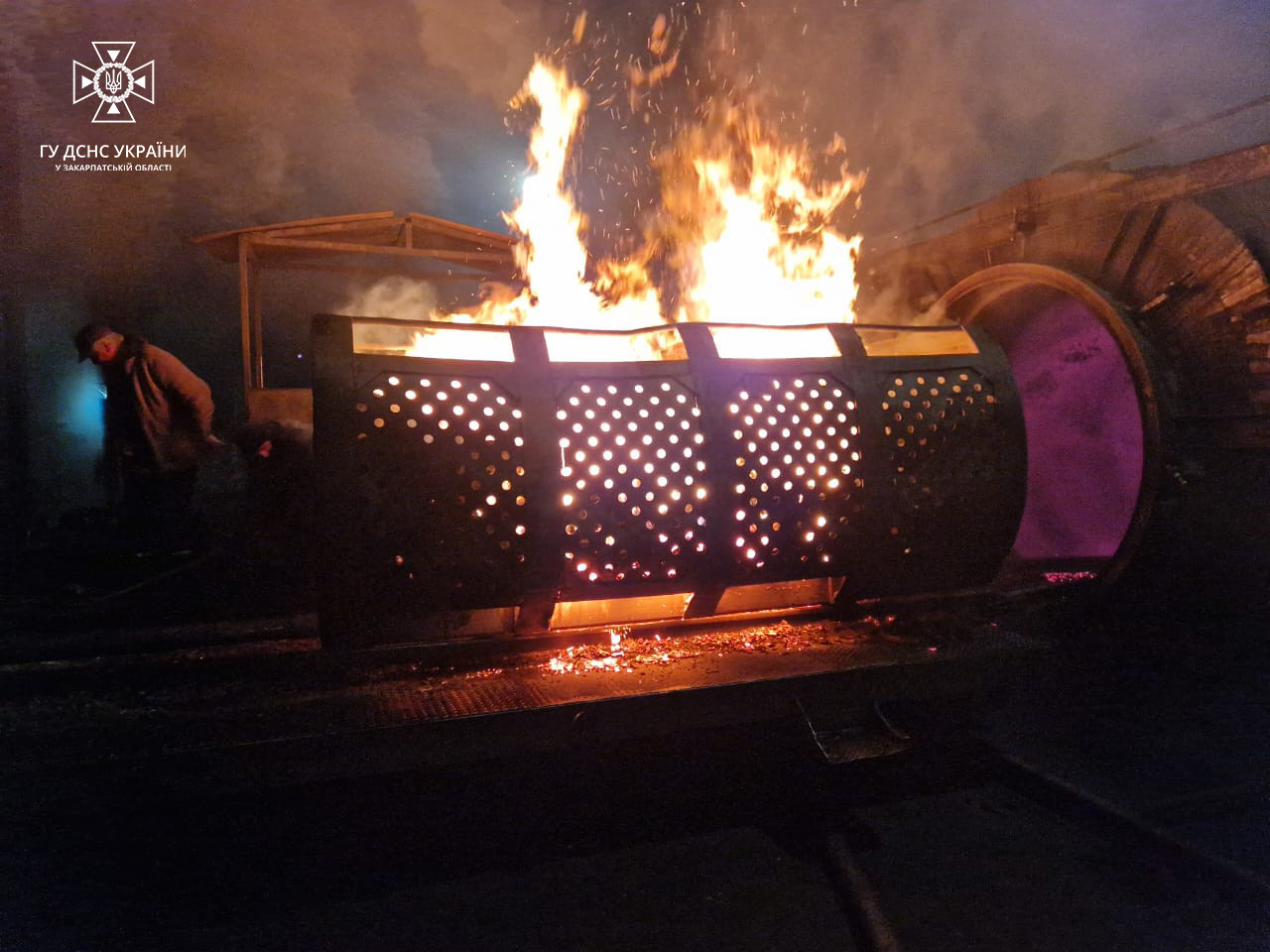 У Сваляві горіла сушарка на підприємстві з виготовлення деревного вугілля (РОЗШИРЕНО) (ФОТО)