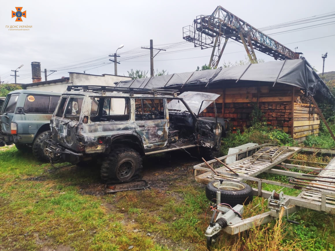 Рятувальники оприлюднили офіційні деталі та фото з пожеж "Ніссанів" на Хустщині та біля Ужгорода (ФОТО)