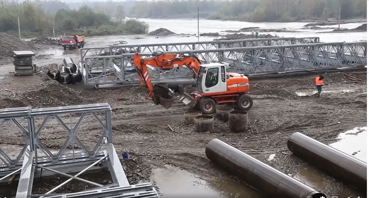 Відео спорудження модульного моста через Тересву показало, що і другу тимчасову переправу повністю змило (ВІДЕО)