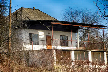 Під час аукціону ціна на старий будинок відпочинку в рекреаційній зоні Виноградова зросла приблизно у 131 раз