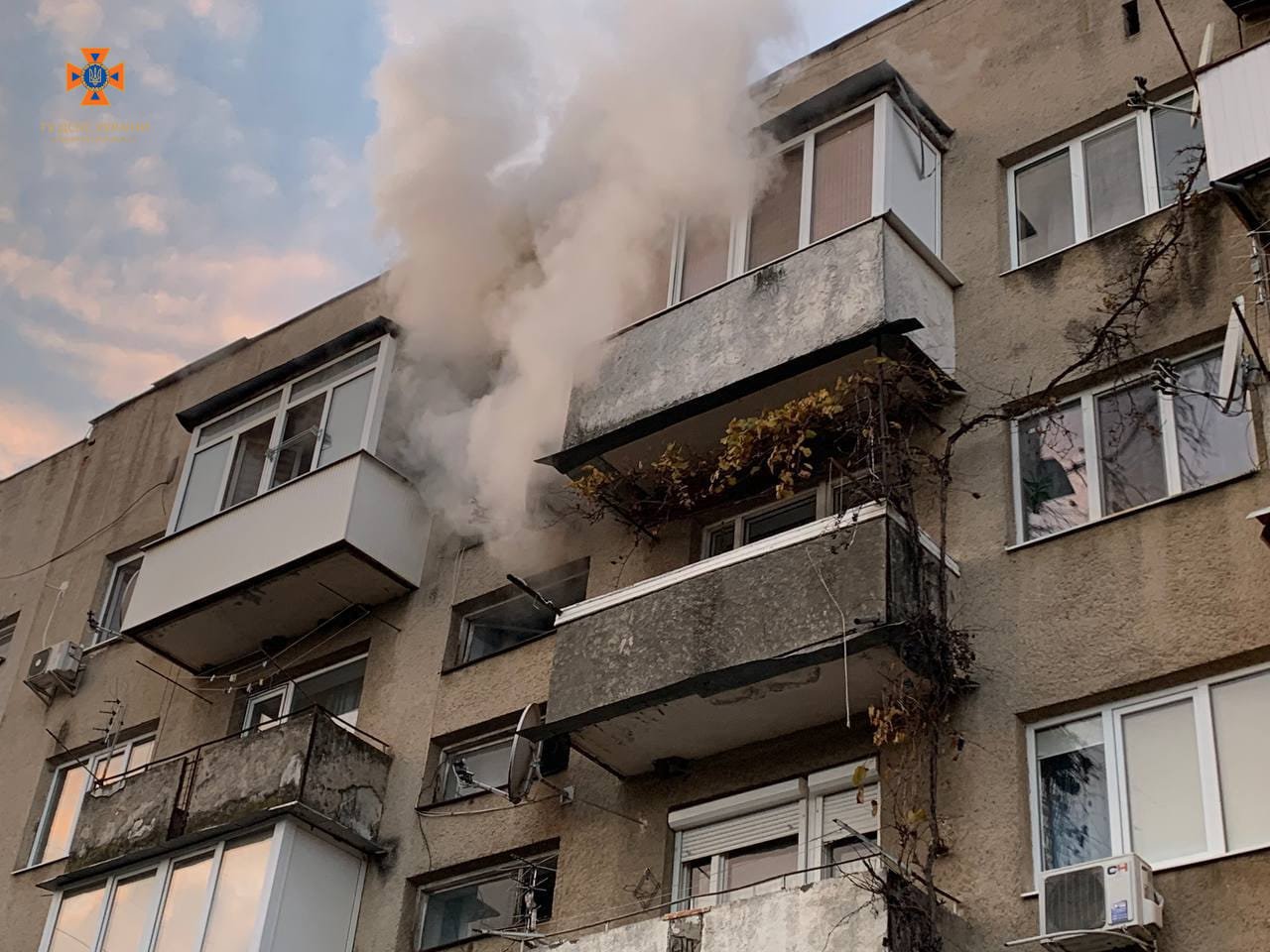 У Мукачеві на пожежі в квартирі 5-поверхівки загинула 72-річна жінка (ФОТО)