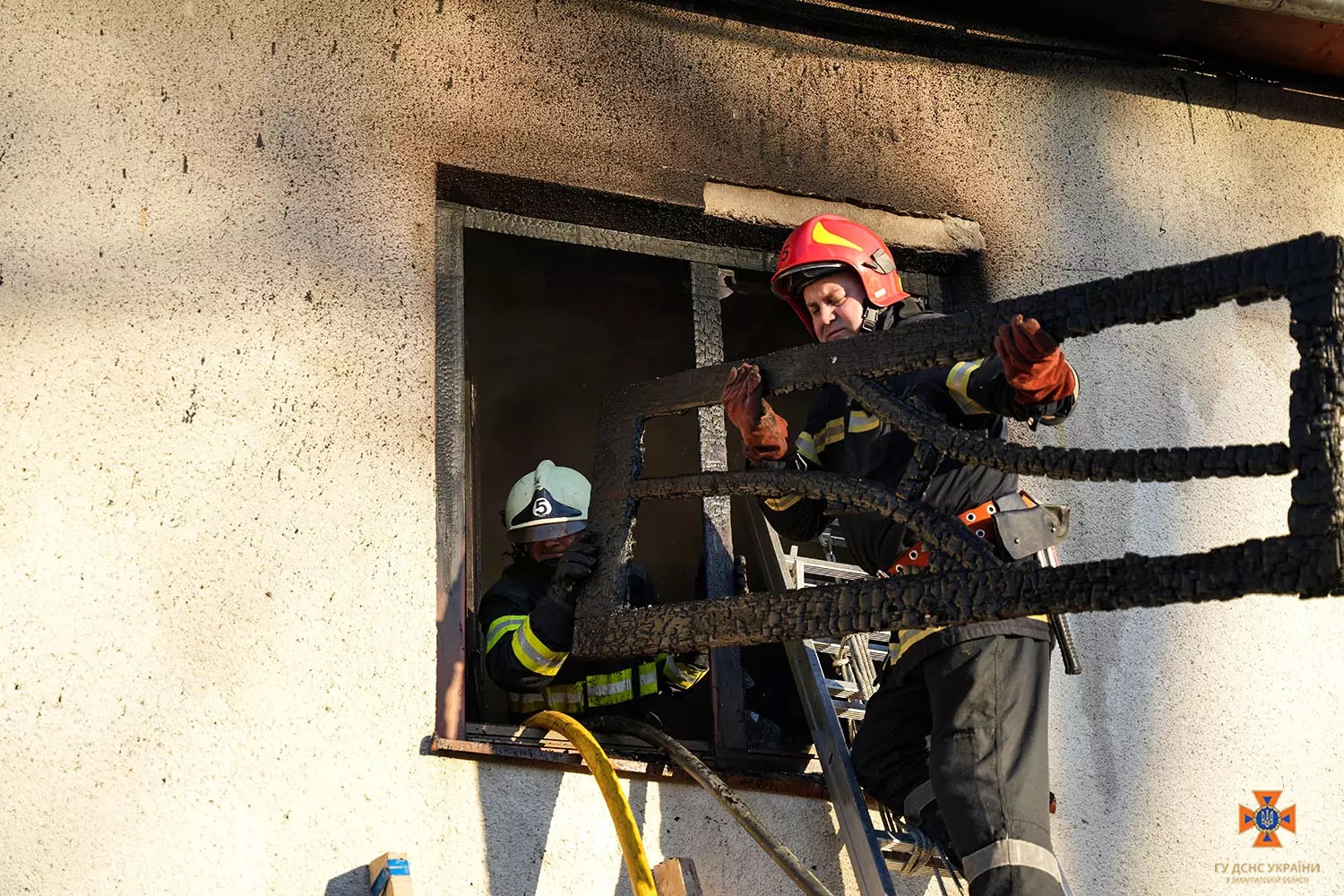 Будинок в Чабанівці на Ужгородщині загорівся, ймовірно, через праску, не вимкнену в гардеробній (ФОТО)