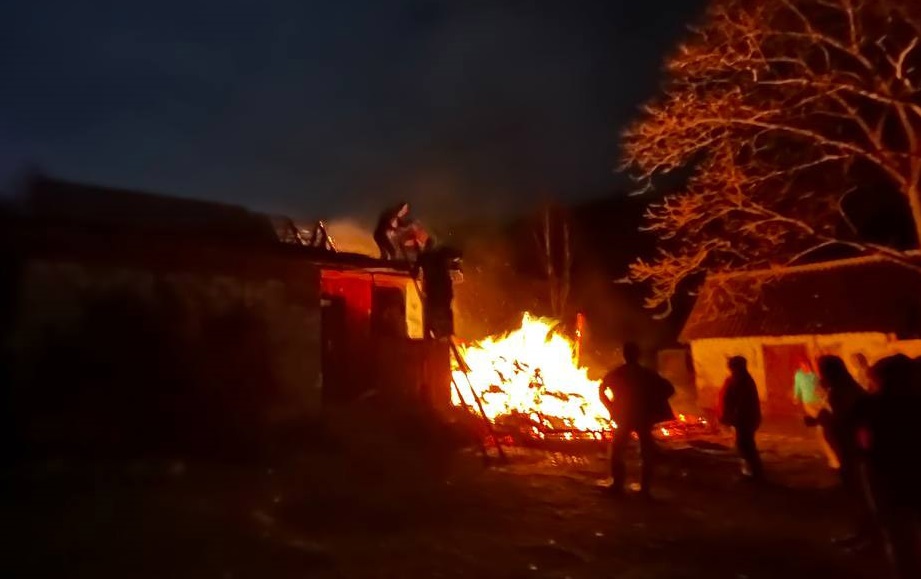 У Лазах Тячівської громади вночі згоріла дровітня при будинку (ФОТО)