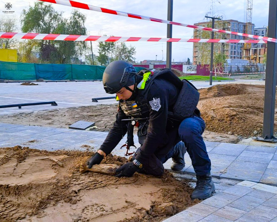 Піротехніки знешкодили мінометну міну, яку виявили в Ужгороді (ФОТО)
