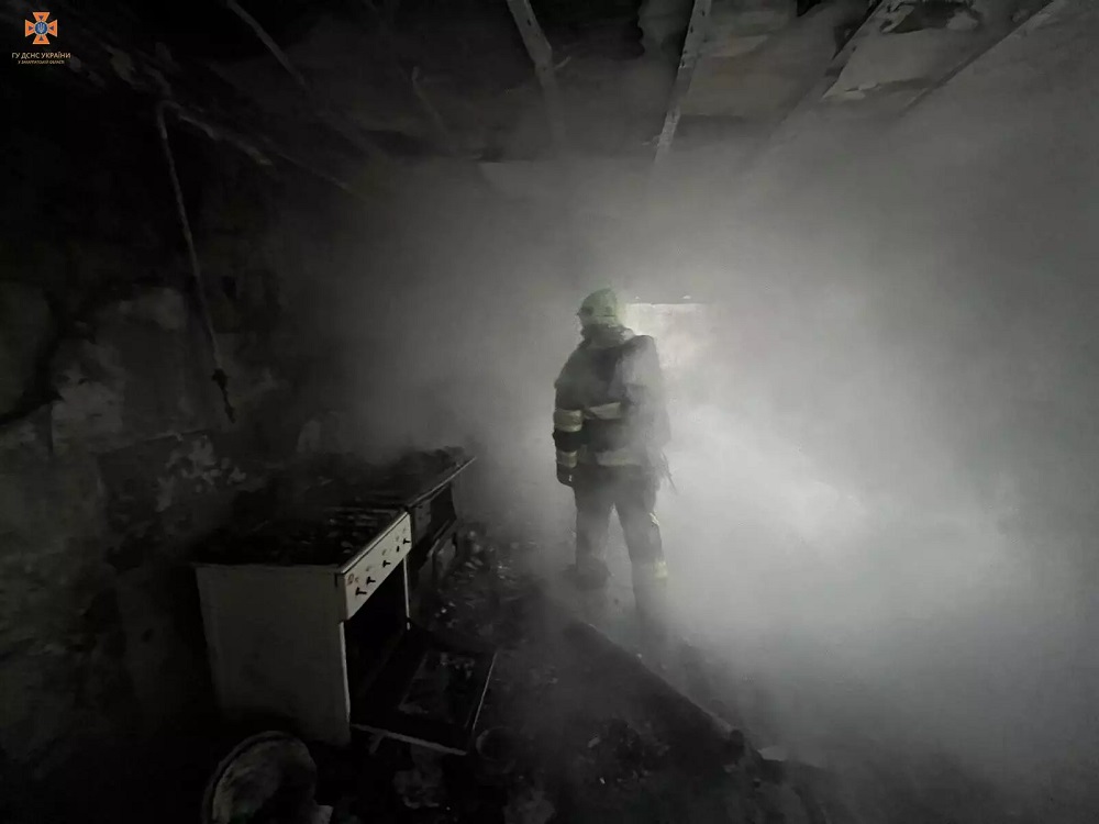 У Доробратові Мукачівської громади врятували з палаючого будинку 59-річну господиню (ФОТО)