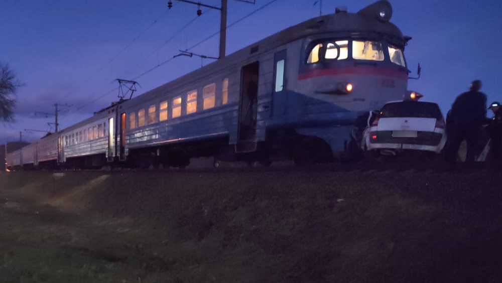 У Перечині в зіткненні з електричкою загинув житель Львівщини, потяг протягнув авто 180 метрів (ФОТО)
