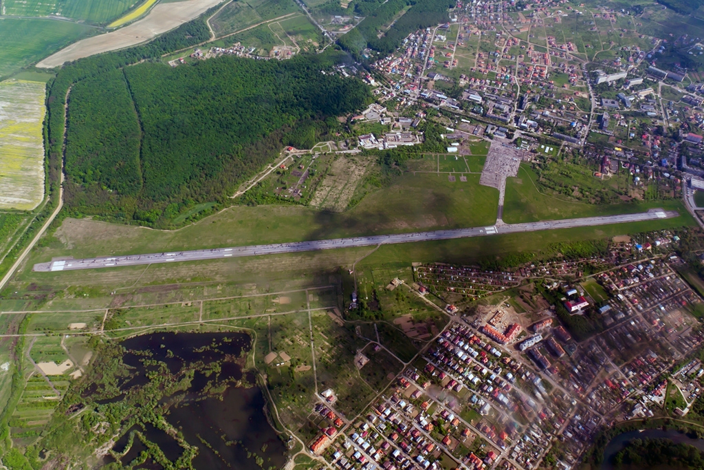 Експрацівниці Ужгородської міськради оголошено підозру у продажі  70 земельних ділянок землі аеропорту вартістю 11,3 млн грн