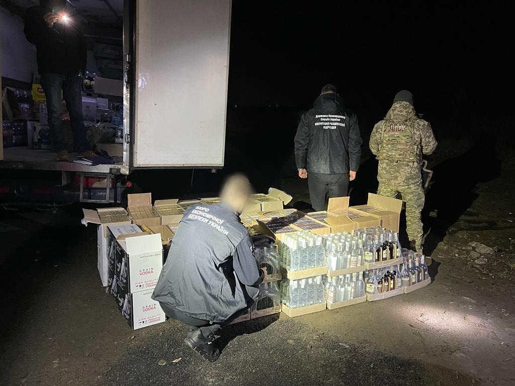 На Тячівщині біля кордону прикордонники виявили у вантажівці "ліві" сигарети та алкоголь (ФОТО, ВІДЕО)