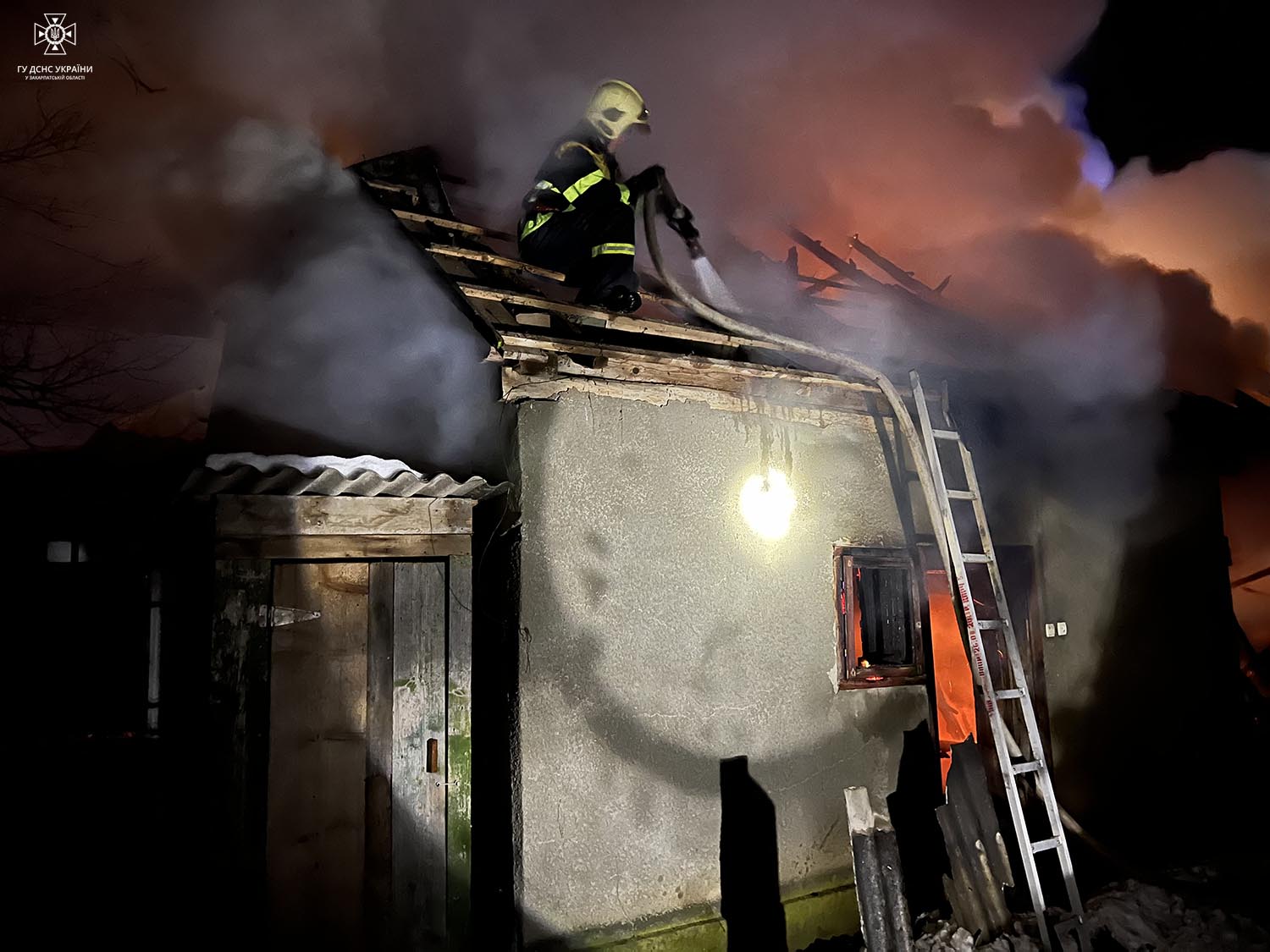 У Загатті на Хустщині пожежа в хліві загрожувала двом будинкам (ФОТО)