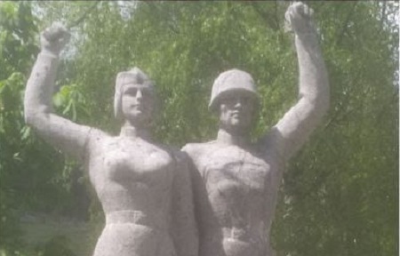 Синевирська громада відмовилася демонтувати зображення та пам'ятник радянським солдатам (ФОТО)