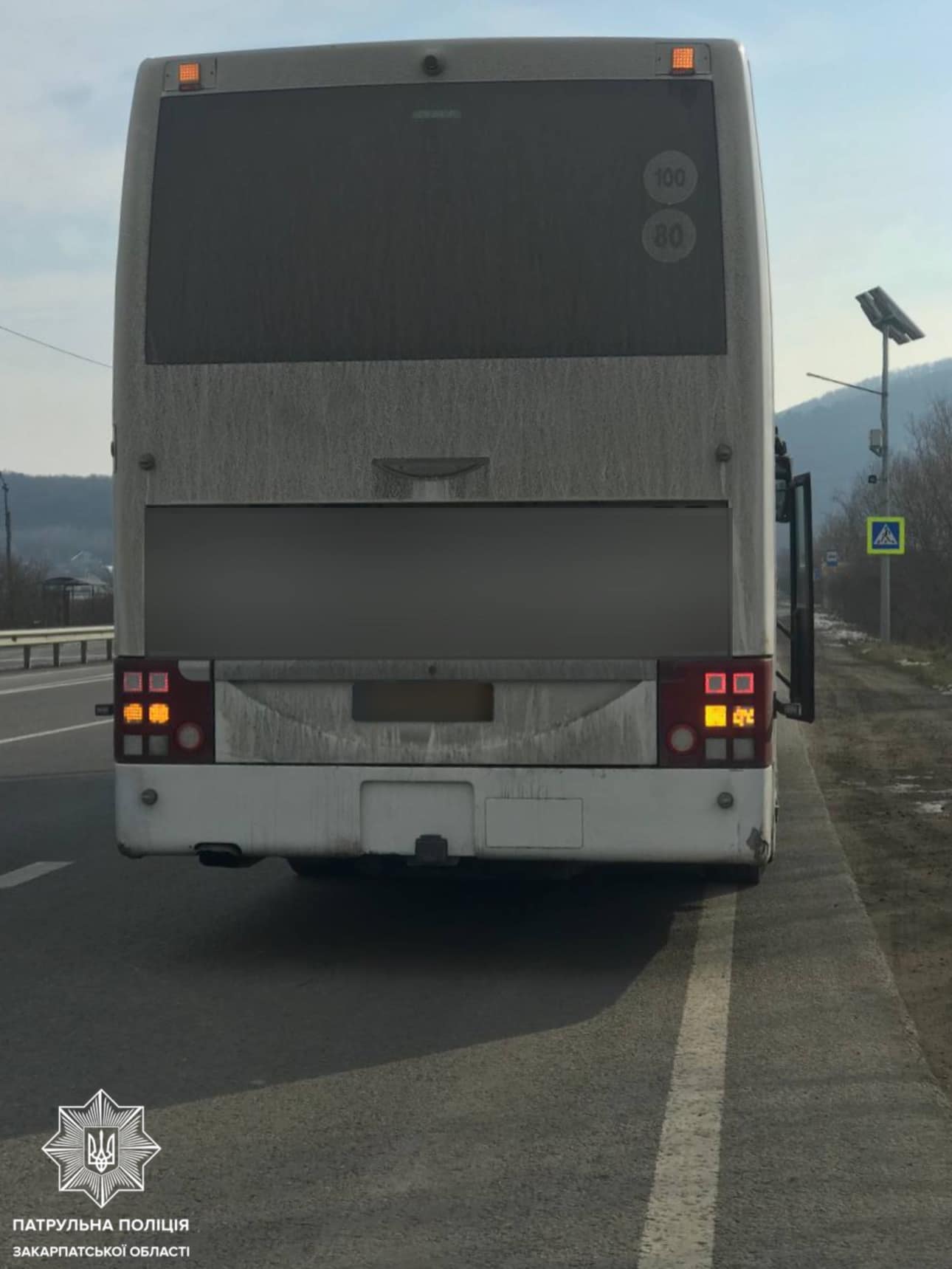 На Ужгородщині водій автобуса, порушивши швидкісний режим, намагався відкупитися хабарем (ФОТО)