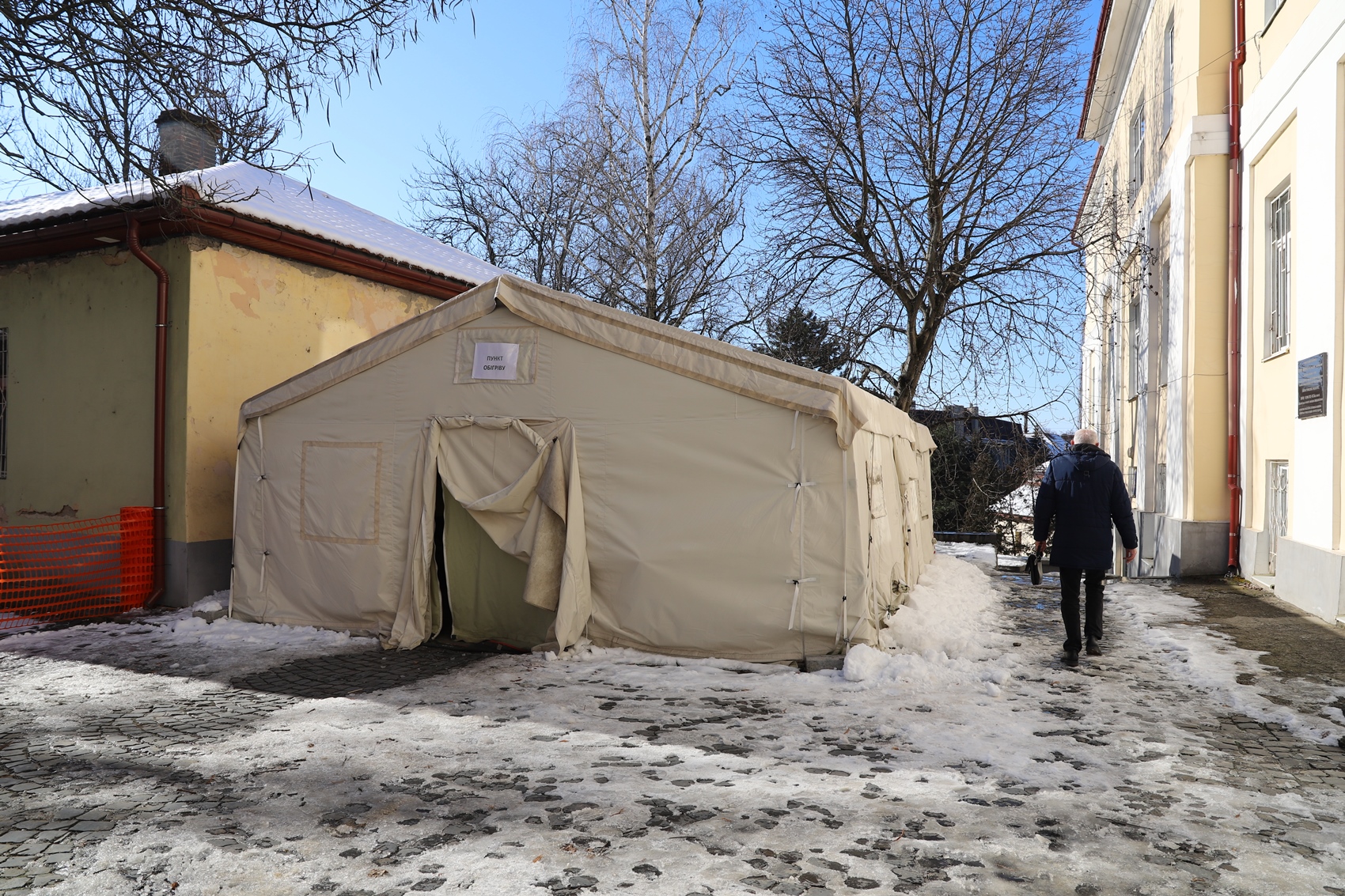 На площі Жупанатській в Ужгороді відкрили цілодобовий пункт обігріву (ФОТО)