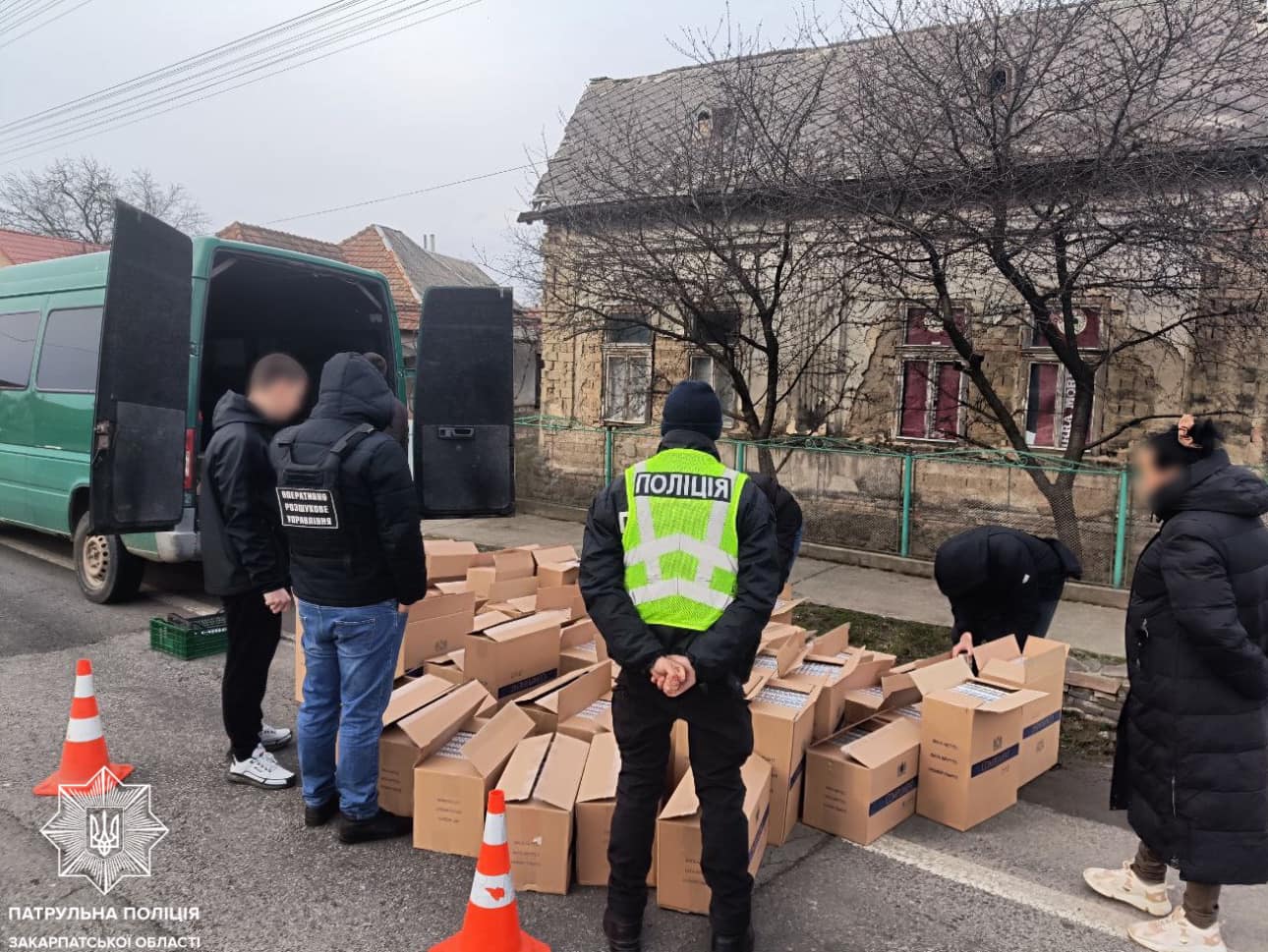 У Ракошині на Мукачівщині затримали мікроавтобус, в якому перевозили 55 ящиків безакцизних сигарет (ФОТО)