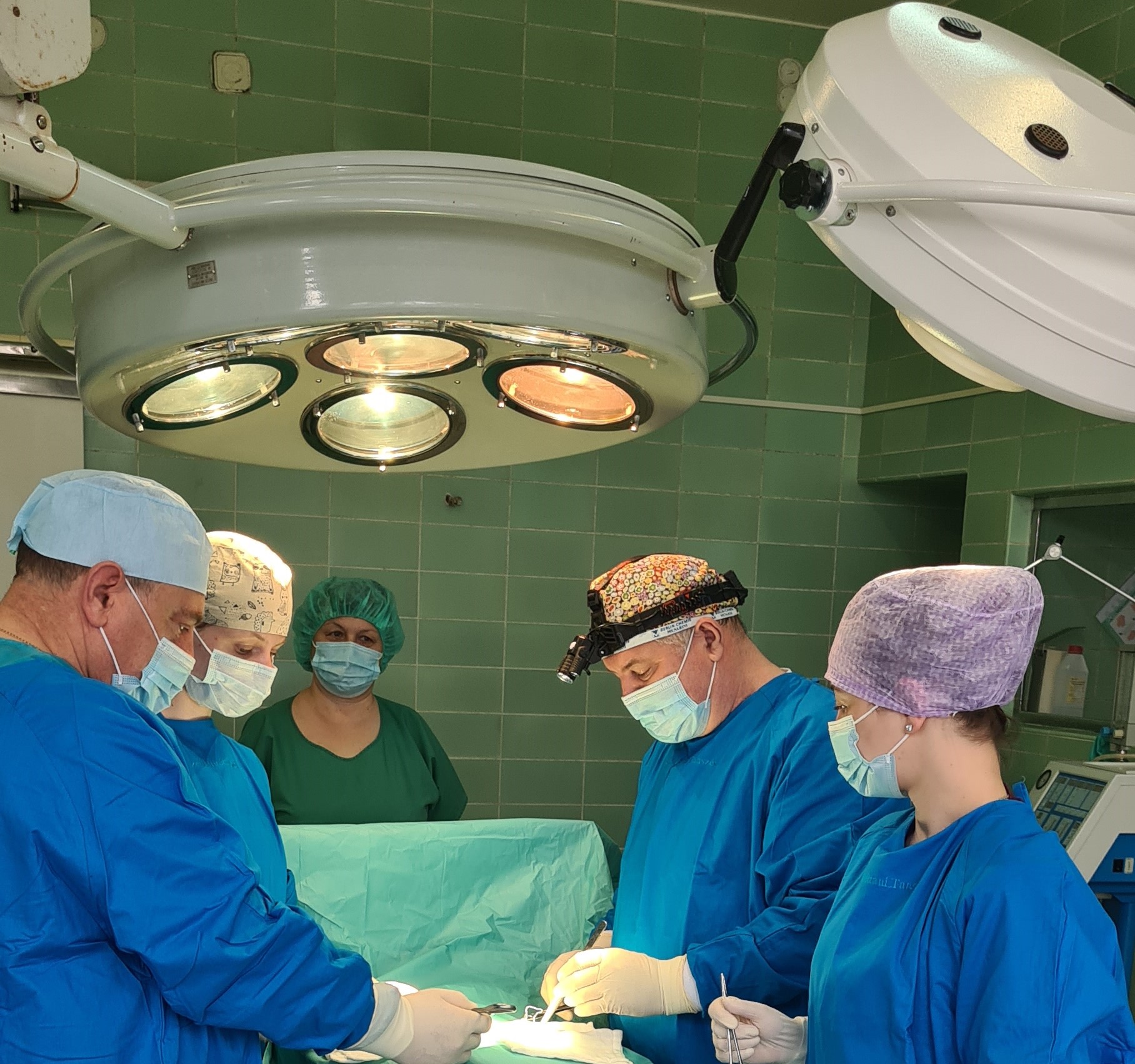 У Берегівській лікарні чоловіку видалили з шиї гігантську пухлину вагою 2 кг (ФОТО)