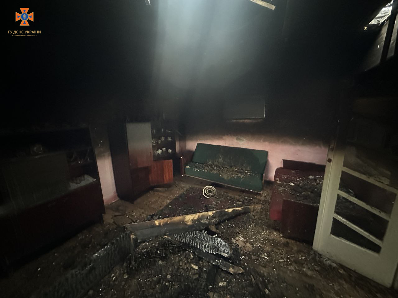 На Берегівщині гасили пожежу в будинку (ФОТО)