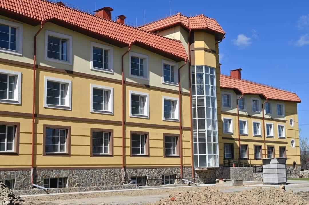Нова тублікарня на Тячівщині готова на 90%: фінішують зовнішні і внутрішні оздоблювальні роботи (ФОТО)