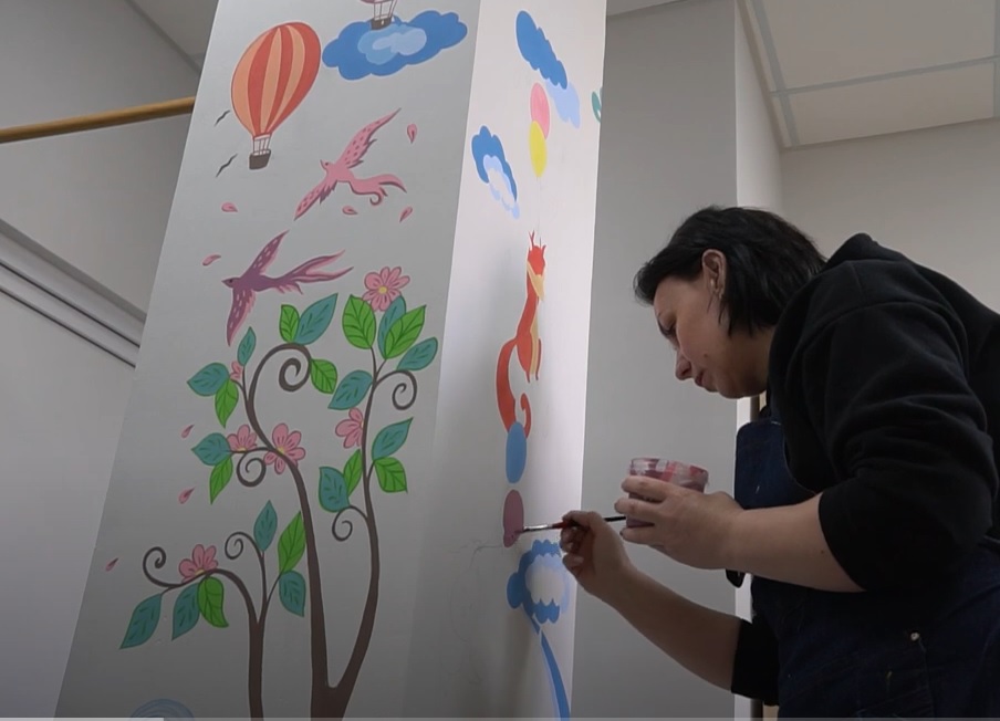У Мукачеві художниця розмальовує ілюстраціями стіни медзакладів (ВІДЕО)