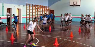 На уроках фізкультури в ліцеї у Мукачеві школярі опановують класики, кросбол та черлідинг (ВІДЕО)