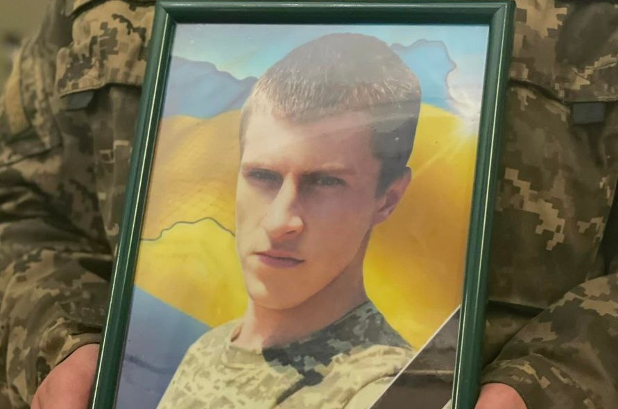 У Мукачеві попрощалися з полеглим у війні з росією 21-річним Героєм Артемом Шелегедою (ФОТО)