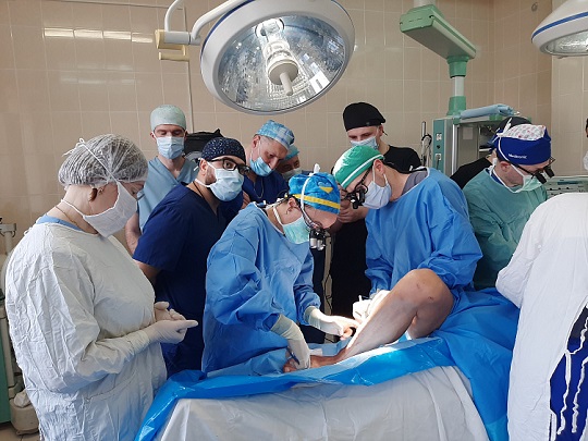 Закарпатська обласна лікарня співпрацює з провідними хірургами світу (ФОТО)