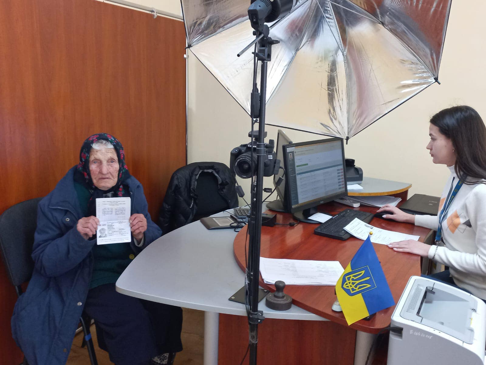 92-річна закарпатка отримала свій перший у житті паспорт (ФОТО)