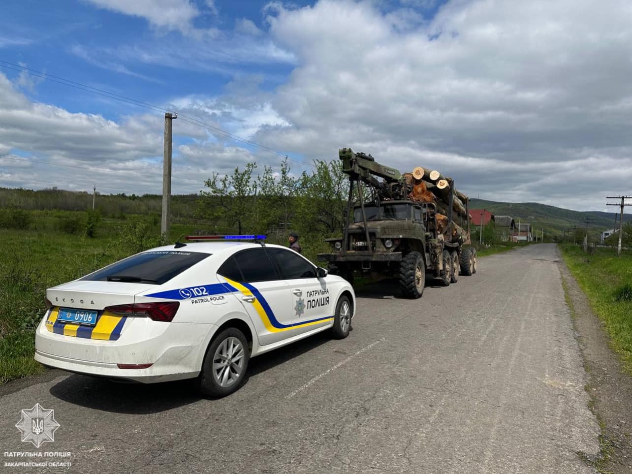 На Ужгородщині водій вантажівки перевозив деревину без дозвільних документів (ФОТО)