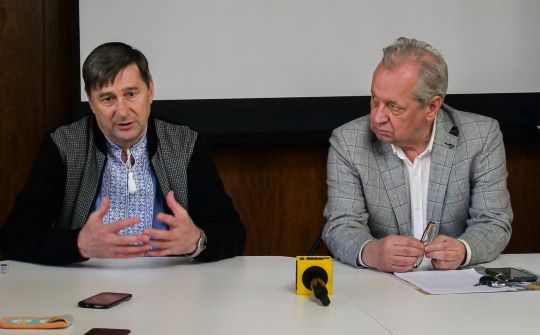 Олександр Книга (ліворуч) та Василь Марюхнич під час прес-конференції