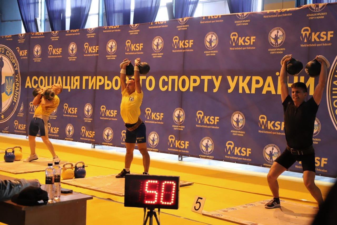 Відкритий чемпіонат Асоціації гирьового спорту України триває в Ужгороді (ФОТО)