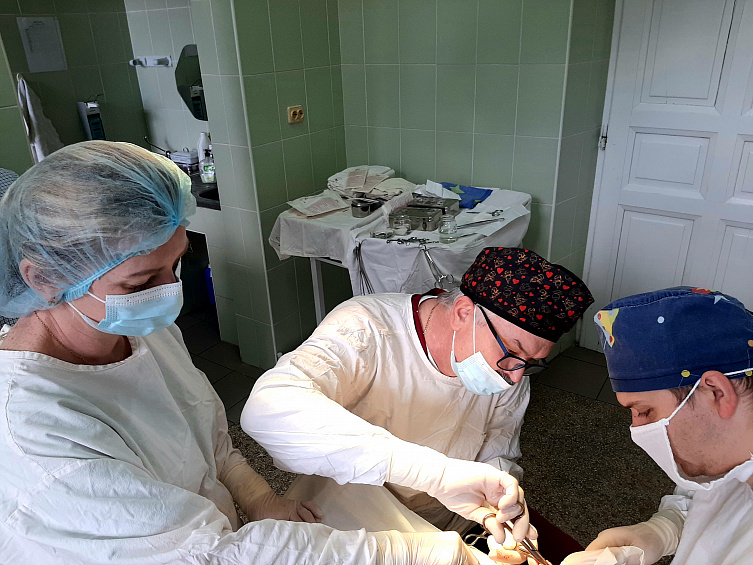 У Закарпатській обласній лікарні з метою запобігти ампутації чоловіку провели реконструкцію кисті 