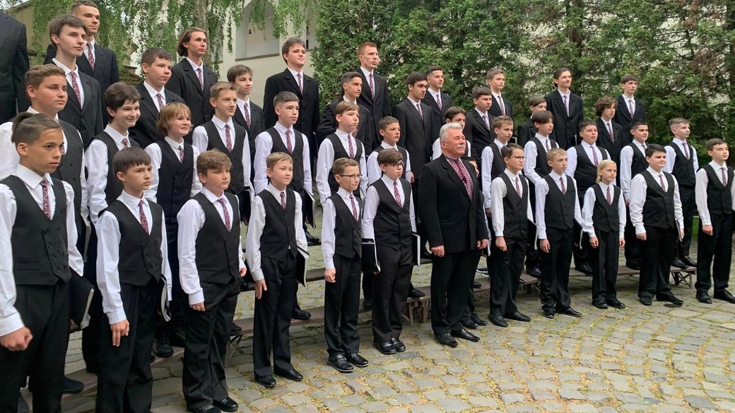 У Паланку в Мукачеві хор хлопчиків та юнаків виступив з концертом на підтримку ЗСУ (ФОТО, ВІДЕО)