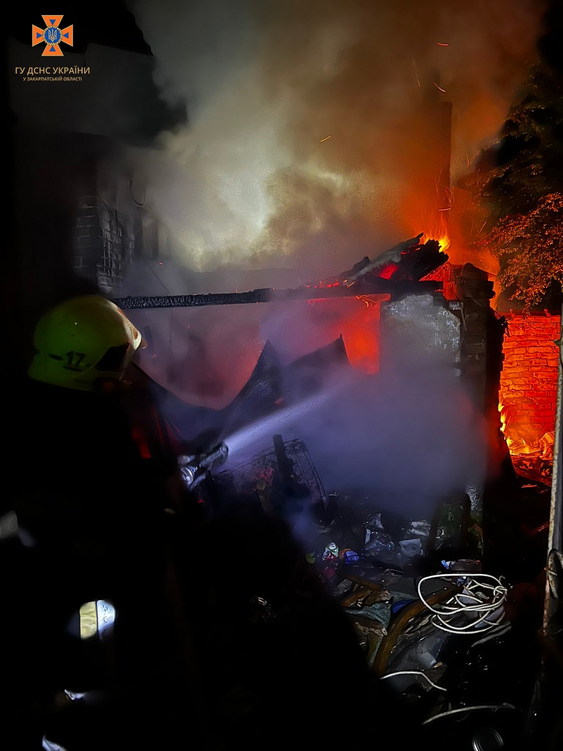 У Берегові під час пожежі рятувальники вивели із задимленого будинку двох людей (ФОТО)